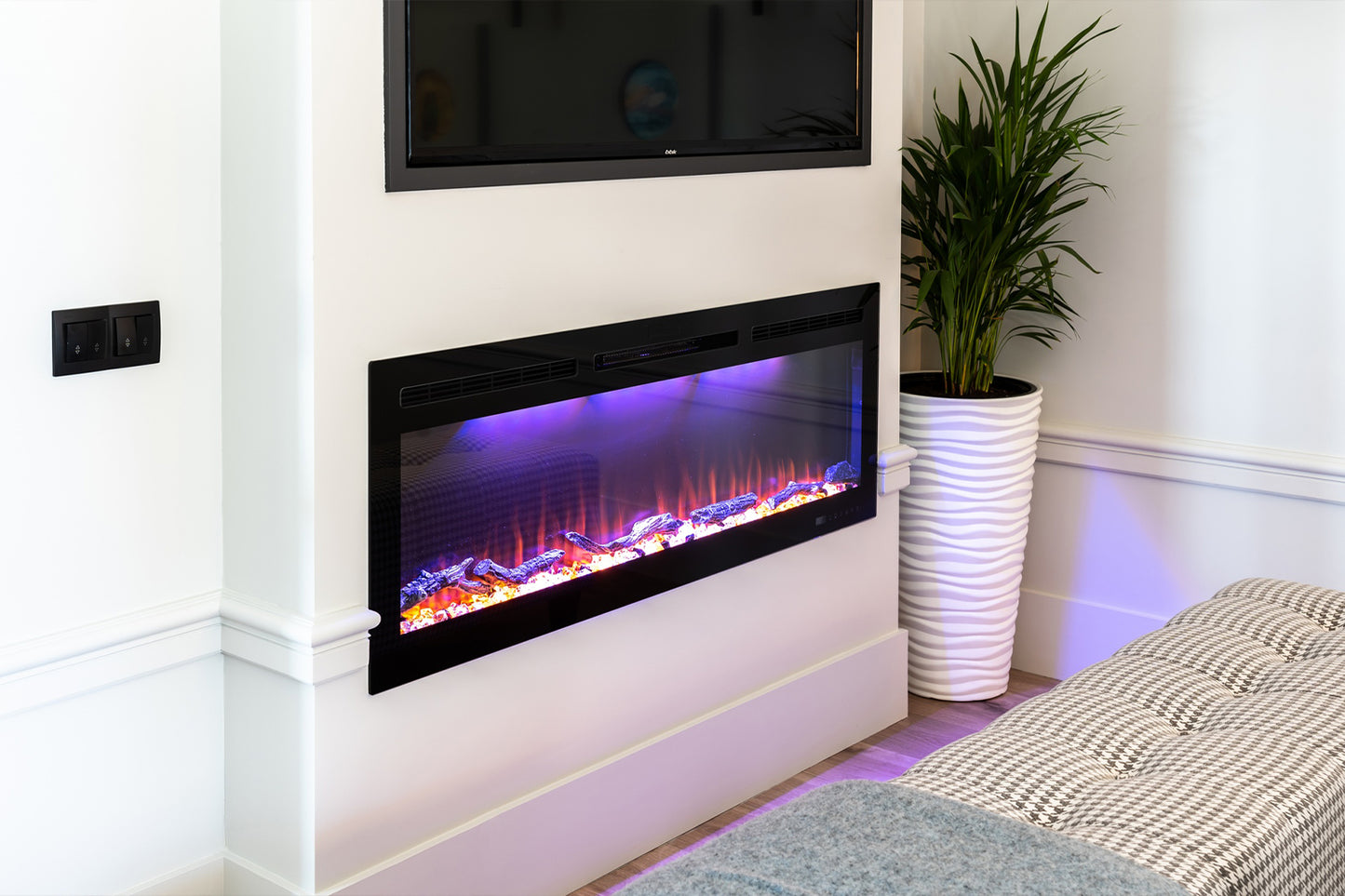 Elektrische haard Mystflame Crystal 36 geïnstalleerd onder de televisie.