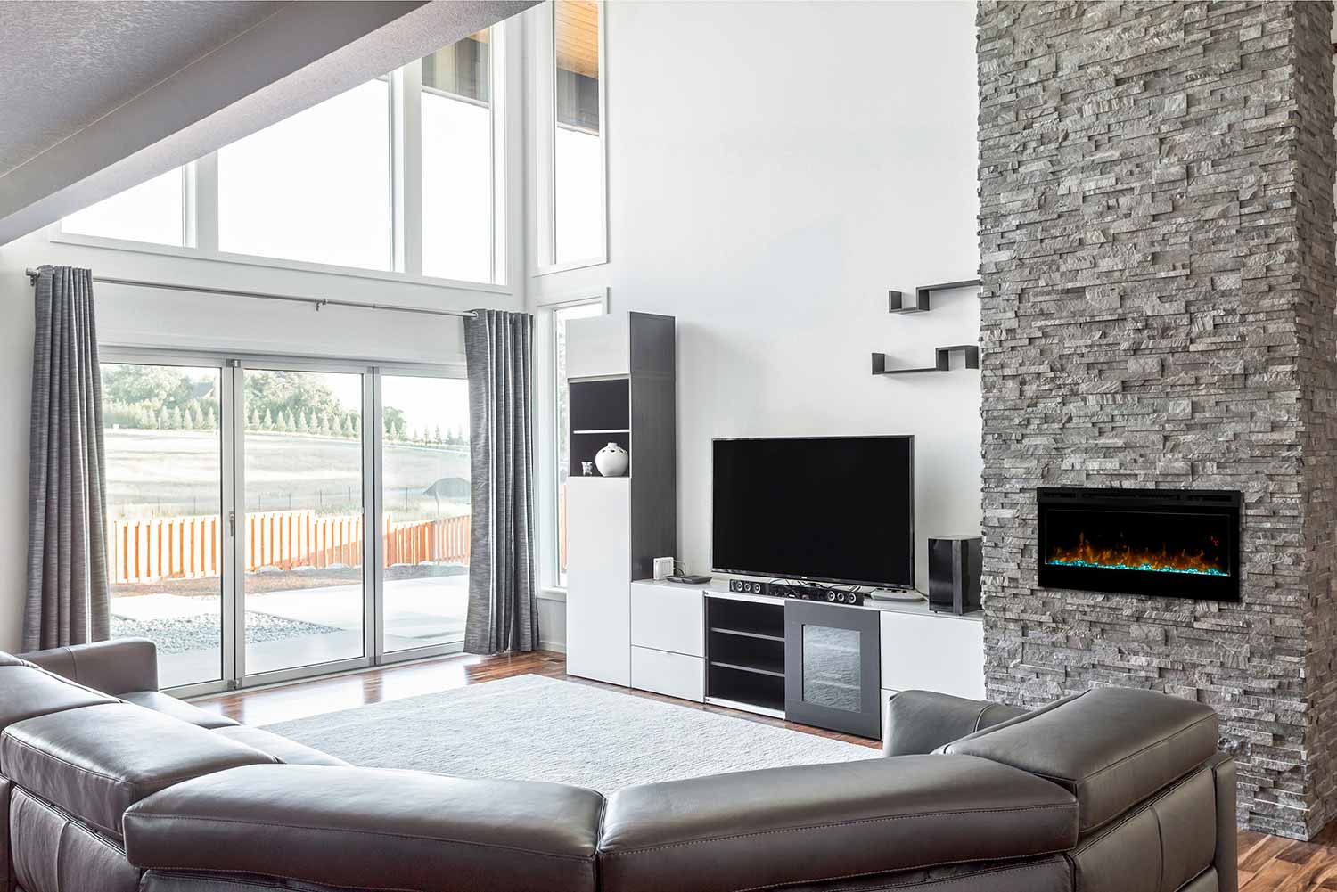 Kleine lineaire elektrische haard Dimplex Optiflame Prism 34 BLF3451 in het interieur