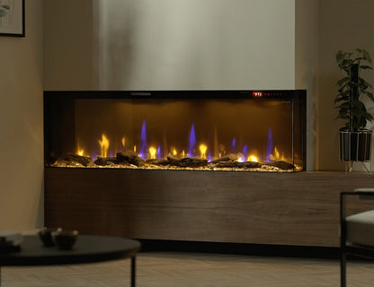 Panoramische elektrische haard Dimplex Ignite Bold 50 in het interieur van de woonkamer.